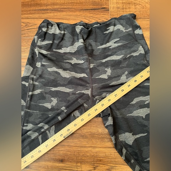 Athleta Ultimate Salutation Stash Pocket 7/8 Legging Tights‎ Camouflage Large - Picture 5 of 7
